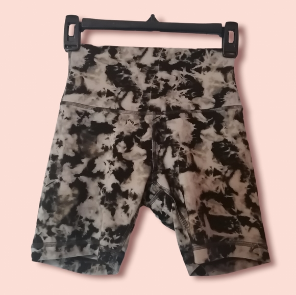 lululemon athletica Pants - Lululemon Wunder Train 6" Shorts (4) 🌴